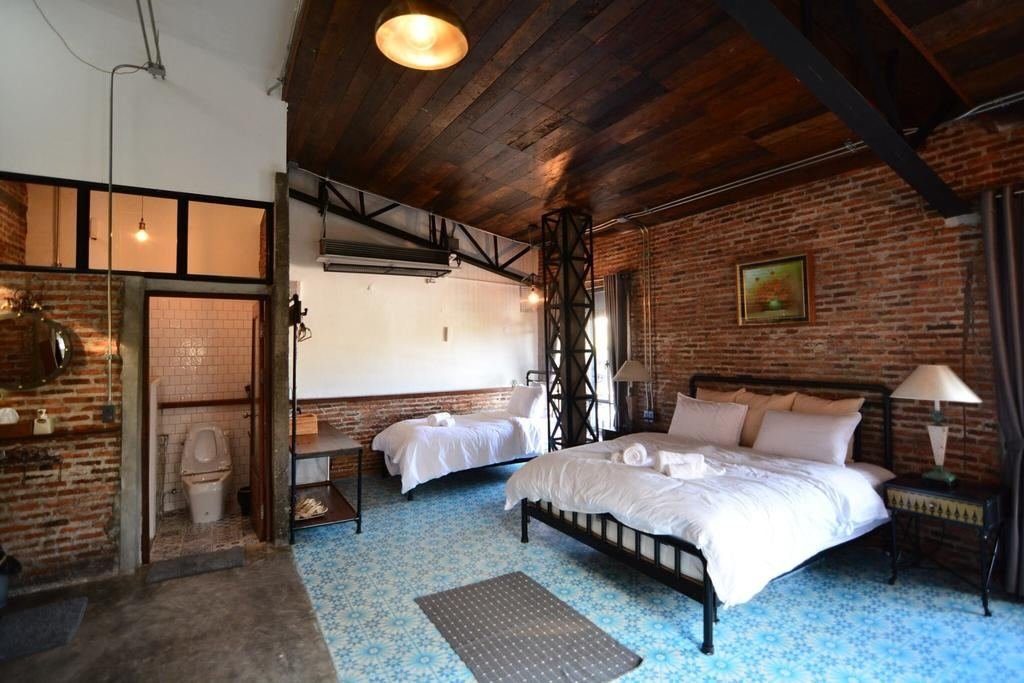 Family Room with king bed and single bed